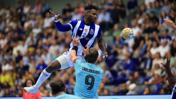 FC Porto Andebol Dragões perdem em casa frente ao Barcelona em duelo