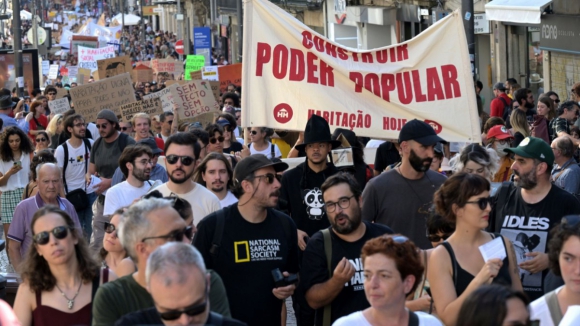 Milhares de manifestantes enchem rua de Santa Catarina no Porto pelo direito à habitação