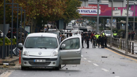 Explosão junto a parlamento na Turquia faz pelo menos um morto. Governo fala em "ataque terrorista"
