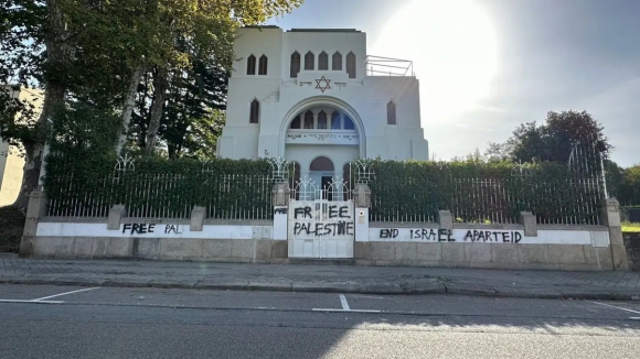 Muro e portão da sinagoga do Porto vandalizados esta madrugada já foram limpos