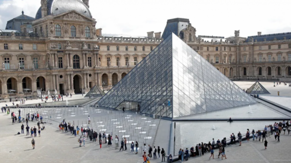 Museu do Louvre evacuado e encerrado por razões de segurança