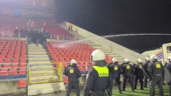 Polícia carrega sobre adeptos belgas após Antuérpia - FC Porto