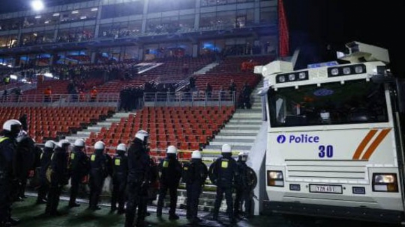 Equipa do FC Porto já saiu do estádio sob forte escolta policial