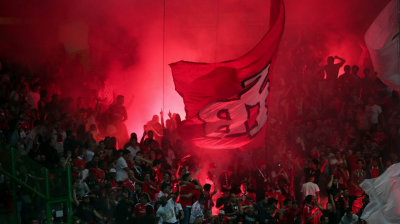 ‘Casuals’ do Benfica julgados por violação de rapaz com pau