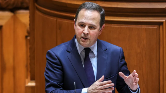Ministro das Finanças acusa direita de não debater "o que realmente importa" no OE2024