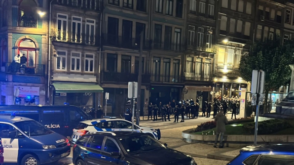 Praça Guilherme Gomes Fernandes, no Porto, cortada devido aos desacatos provocados pelos adeptos belgas