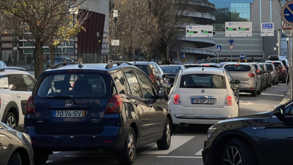 Longas filas de trânsito no Porto marcam última sexta-feira pré-Natal