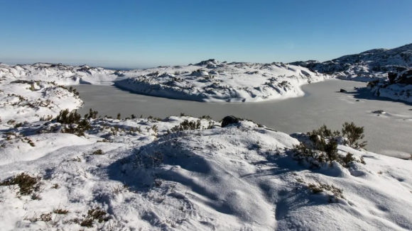 Primeiro nevão de 2024 deixa Serra da Estrela pintada de branco