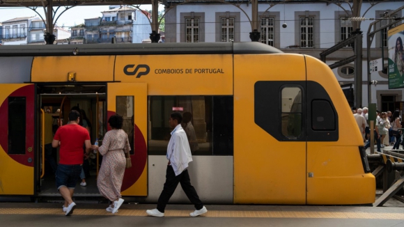 140 comboios urbanos do Porto suprimidos devido a greve da IP