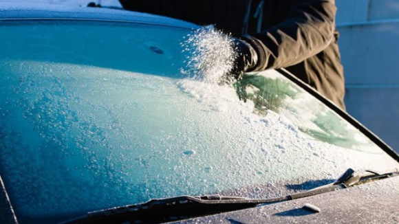 Como retirar o gelo do pára-brisas do carro?