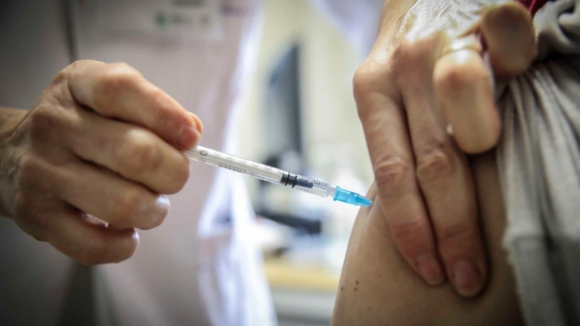 Vacinação sazonal contra covid-19 alargada aos maiores de 18 anos