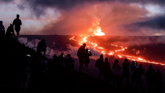 Nova erupção de vulcão na Islândia ameaça cidade piscatória de Grindavik