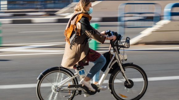 Morte de portuguesa em Londres motiva campanha sobre risco de bicicletas elétricas