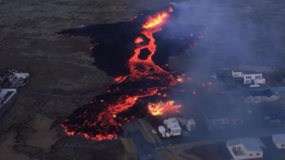 Vulcão em erupção na Islândia. Lava atinge cidade e 'engole' casas