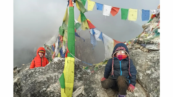 Criança de quatro anos bate recorde após subir Evereste sem ajuda