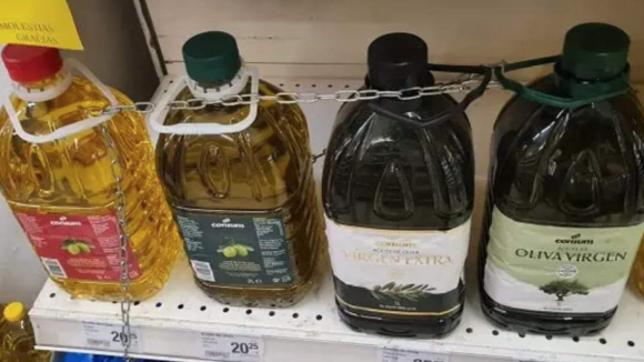 Trancas à porta. Supermercados acorrentam garrafas de azeite para impedir roubos?