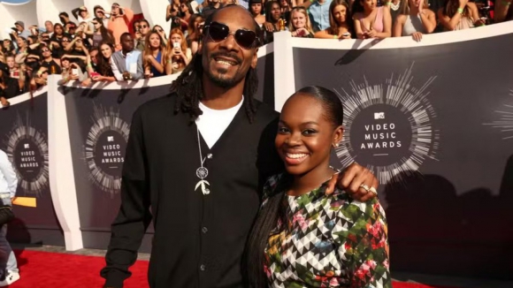 Filha do Snoop Dogg sofre AVC aos 24 anos