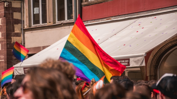 Marcelo decreta proibição e criminalização de terapias forçadas de conversão sexual contra LGBT+