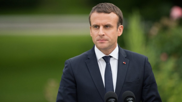 Macron promulga lei da imigração "mais dura de sempre" com revisões constitucionais