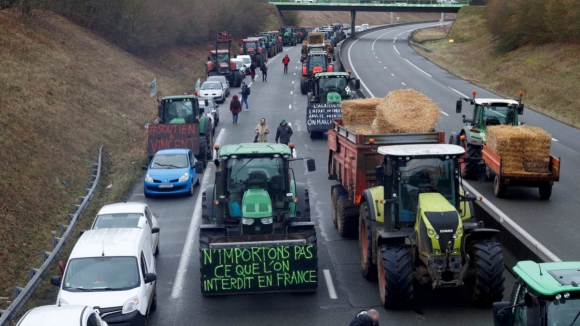 Agricultores franceses vão "cercar" Paris por tempo indeterminado