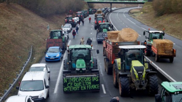 Manifestações agrícolas na França estão a abrandar mas houve mais 25 pontos de bloqueio