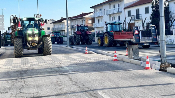 Agricultores em protesto bloqueiam estradas em Bragança