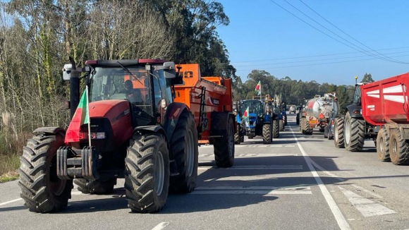 Agricultores em marcha lenta condicionam Nacional de Estarreja, em Aveiro