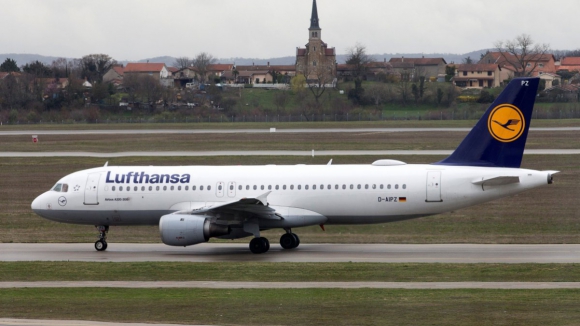 Trabalhadores da Lufthansa em greve esta quarta-feira. Passageiros afetados podem ultrapassar os 100 mil
