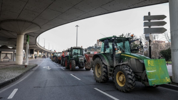 Agricultores do Norte em marcha lenta bloqueiam acesso a Valença