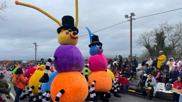 Mau tempo não trava desfile do Carnaval de Ovar e espalha "vitamina de alegria" pelos milhares de visitantes