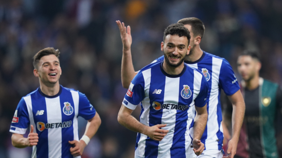 FC Porto: Papéis invertem-se. Galeno serve João Mário para remate teleguiado no Dragão