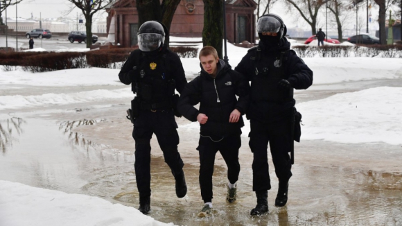 Mais de 400 detidos em homenagens a Alexei Navalny