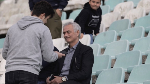Sem clube, Mourinho aproveita tempo livre para ir ver o seu Vitória FC