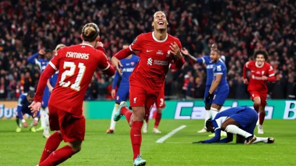 Van Djik veste capa de herói e garante Taça da Liga ao Liverpool de Luis Díaz frente ao Chelsea 
