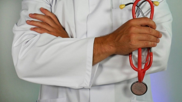 Médicos com contratos anteriores a 2013 continuam sem atualização salarial