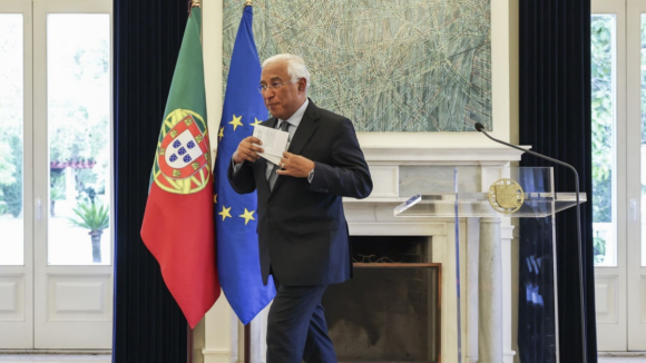 “Como se desmoronou o mundo de António Costa”. Primeiro-ministro português é capa do ‘Politico’