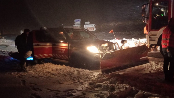 Quatro turistas são resgatados da neve por bombeiros na Serra da Estrela