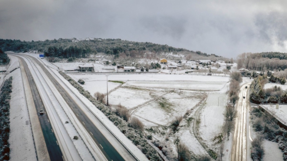 As imagens do frio, gelo e neve que estão a marcar a paisagem do Norte do país