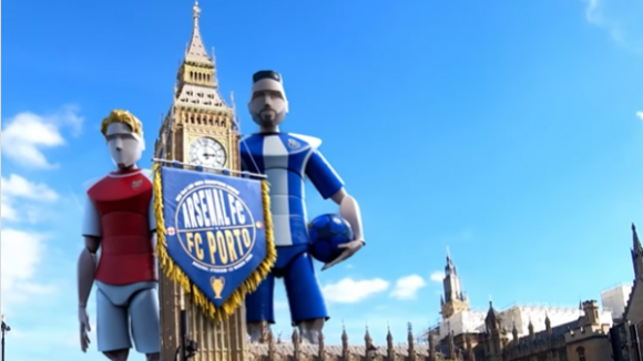 Big Ben “pintado” de azul e branco para jogo da Champions