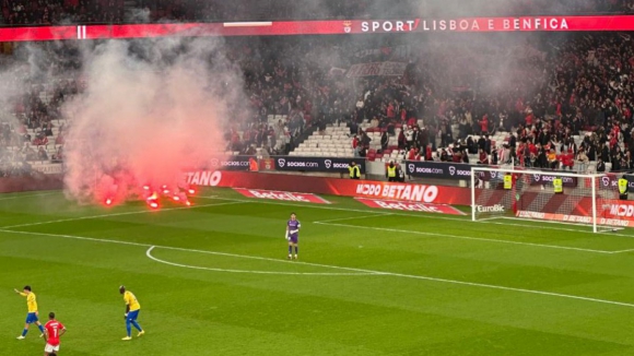 Distúrbios nas bancadas interrompem jogo entre Benfica e Estoril