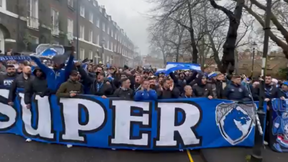"Azul e branco em todo o lado". Adeptos do FC Porto a caminho do estádio do Arsenal