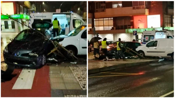 Acidente entre dois veículos derruba árvore em Braga