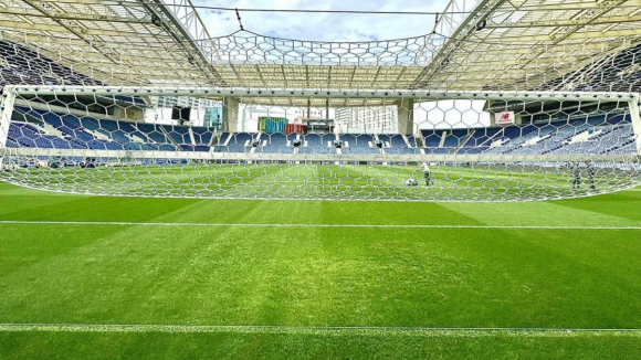 FC Porto: Jogadores pisam o relvado para o aquecimento