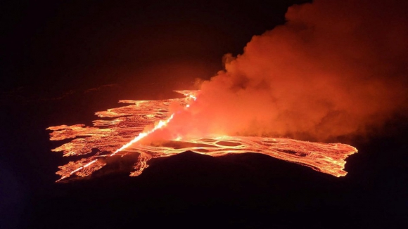 As imagens impressionantes do vulcão em erupção na Islândia