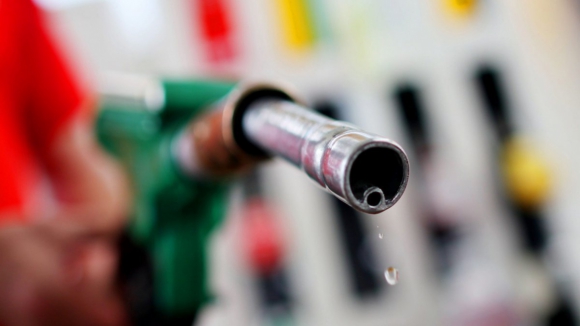 Preço dos combustíveis segue em direções opostas esta segunda-feira. Saiba onde pode atestar mais barato no Porto