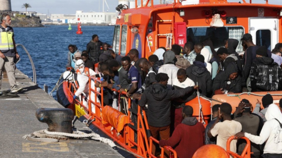 Resgatadas de embarcação precária 53 pessoas ao largo das Canárias