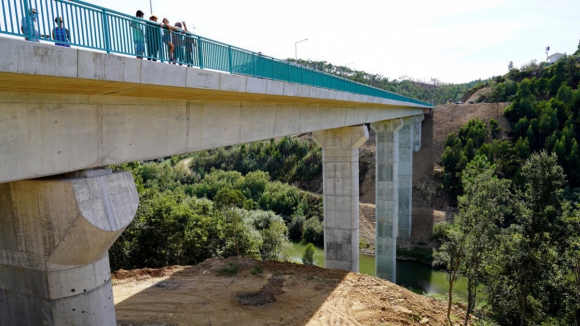 Homem morre após colisão e queda de ponte de 120 metros em Celorico de Basto 