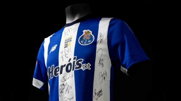 FC Porto Vintage: "Dragões" colocam à venda camisola autografada do jogo com o Real Madrid