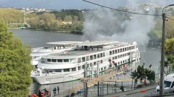 Incêndio em barco hotel em Gaia foi dado como extinto