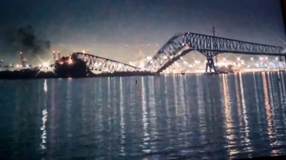 Ponte nos Estados Unidos desaba após colisão de navio